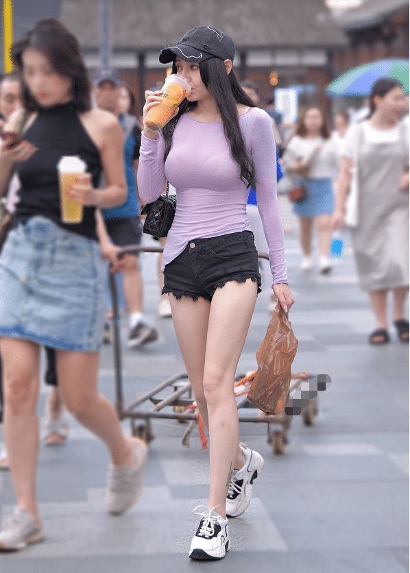 牛仔 紫色紧身秋衣搭配黑色牛仔热裤,美女这身装扮十分吸睛