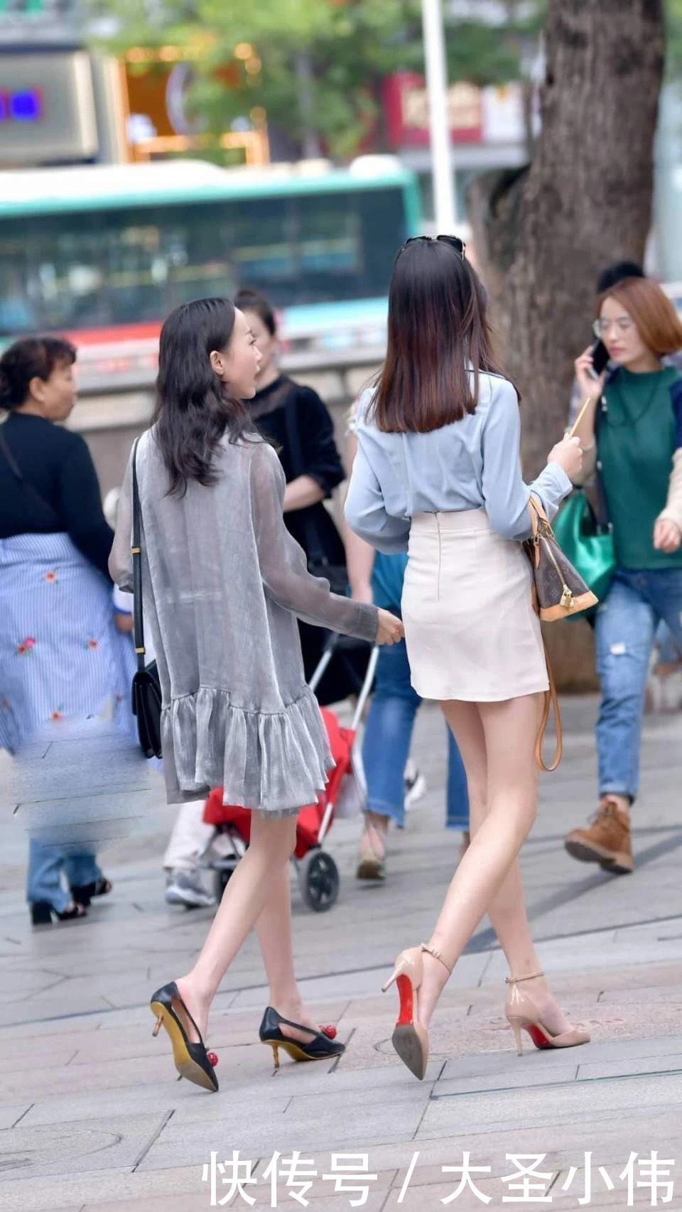 小姐姐|美女街拍两给美女的腿都好细呀矮一点小姐姐好卡哇伊