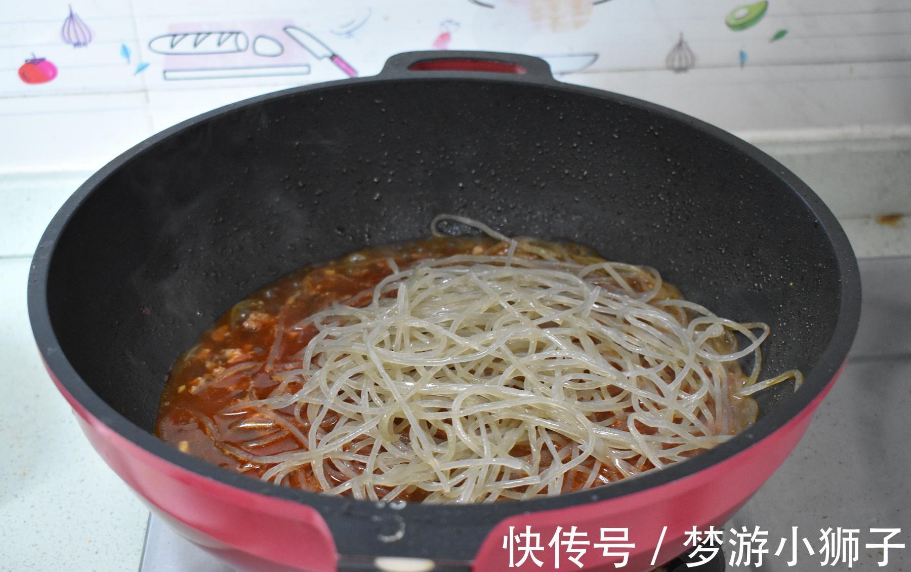 炒粉条这样做不粘不成坨，鲜香入味，实在太好吃了，家人边吃边夸