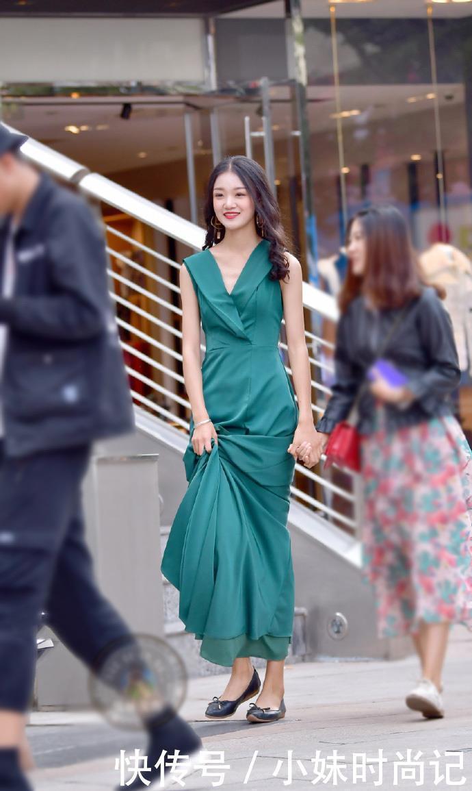 女性|小姐姐身穿的绿色大长裙,给人的感觉太有女人味了