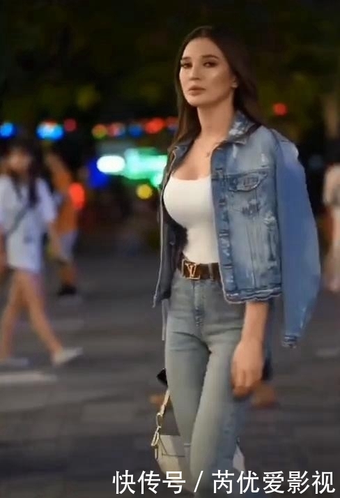 时尚达人一件牛仔夹克穿搭,看上去帅气十足