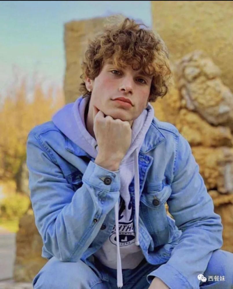 同性恋男生因涂指甲油被休学 引网友不满!25万在线请愿!