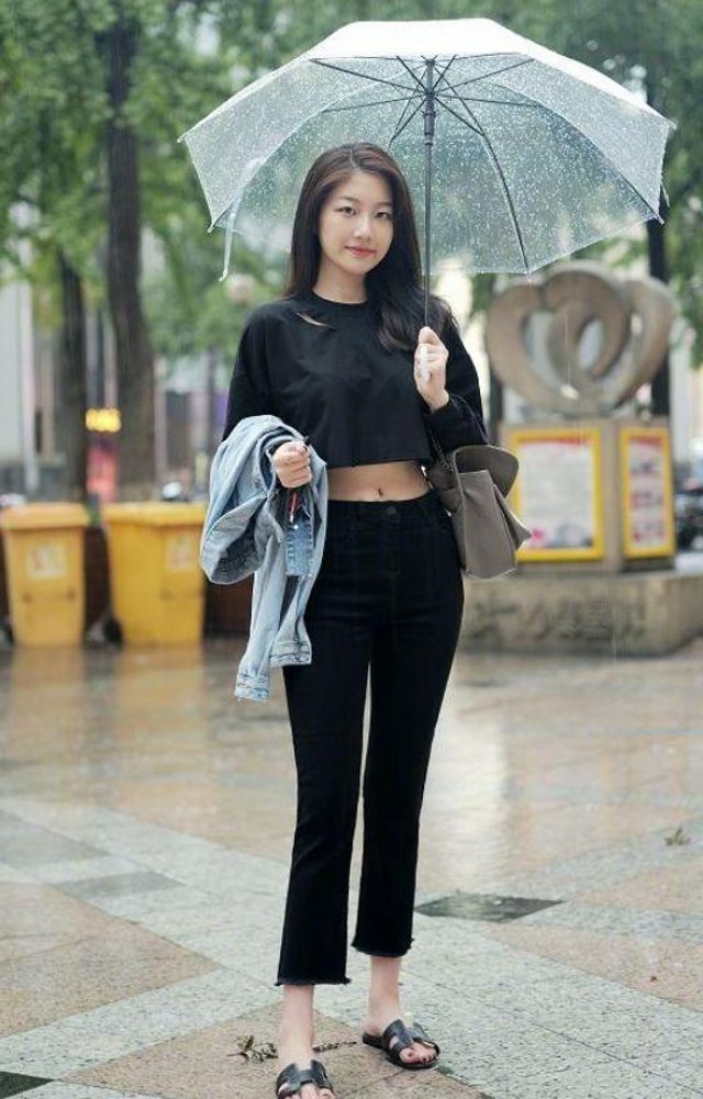 紧身裤 小姐姐露肩露脐上衣搭配牛仔开叉裙,展现了成熟女人的魅力