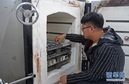  新华社记者|戴在身上的“china”