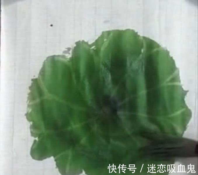 荷叶|大妈画国画就跟玩似的, 旋转几下毛笔, 一片3D版荷叶就画好了！