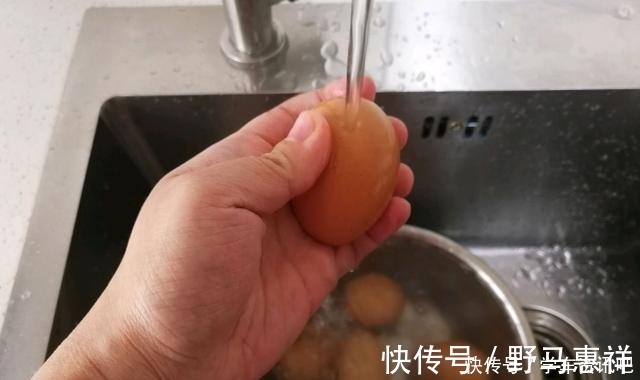 热鸡蛋|煮鸡蛋时，有人加盐，有人放醋，早餐店老板教你6招，鲜嫩易剥壳
