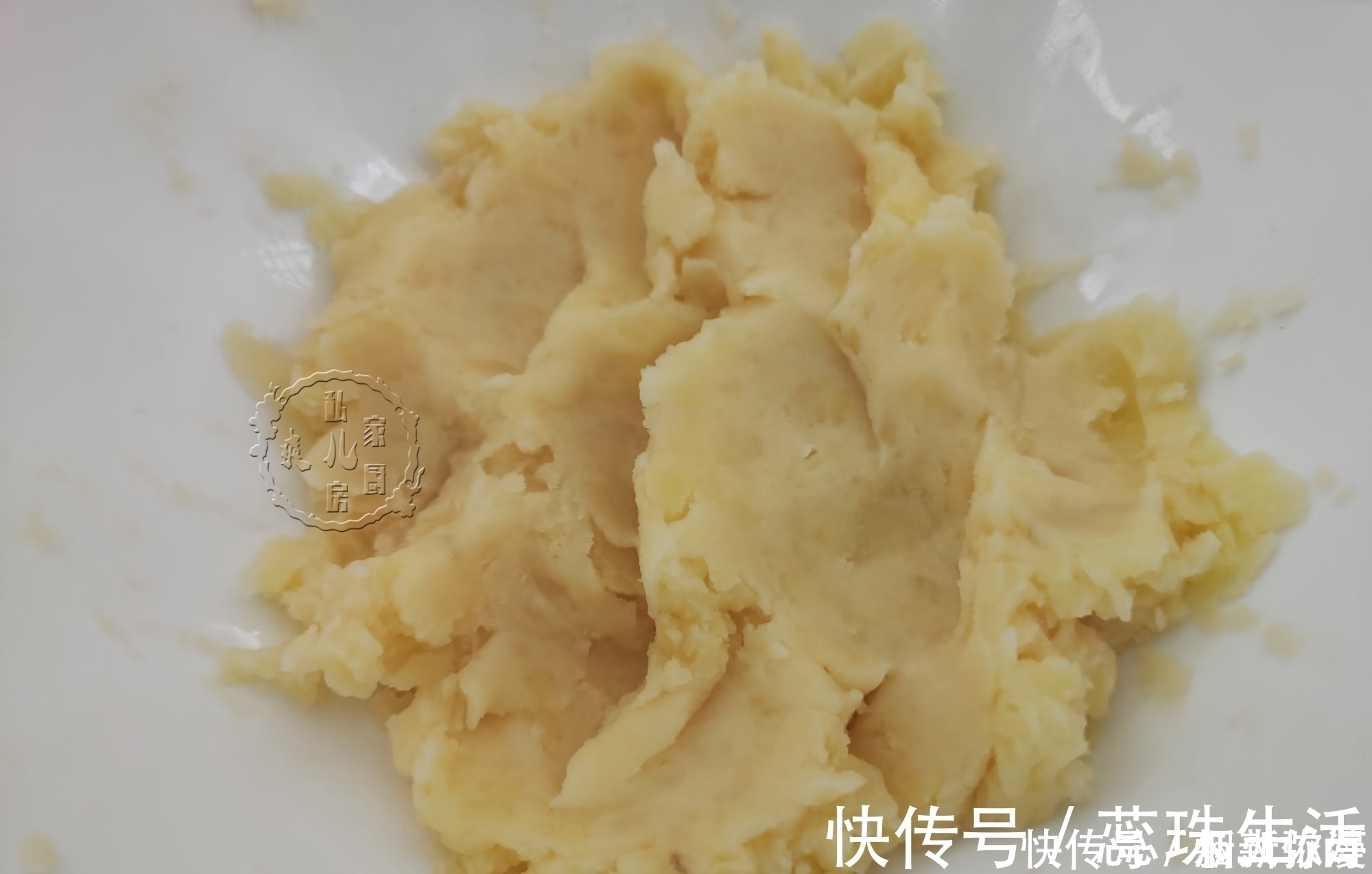 土豆别在炖着吃,加2个鸡蛋,简单一煎,外皮酥脆,孩子超爱吃