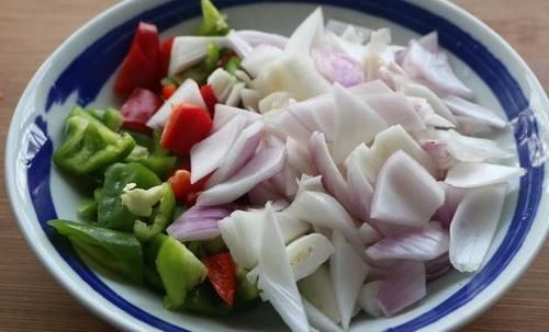 比肉还好吃的土豆面，挤成小鱼炒着吃，既是主食也是菜