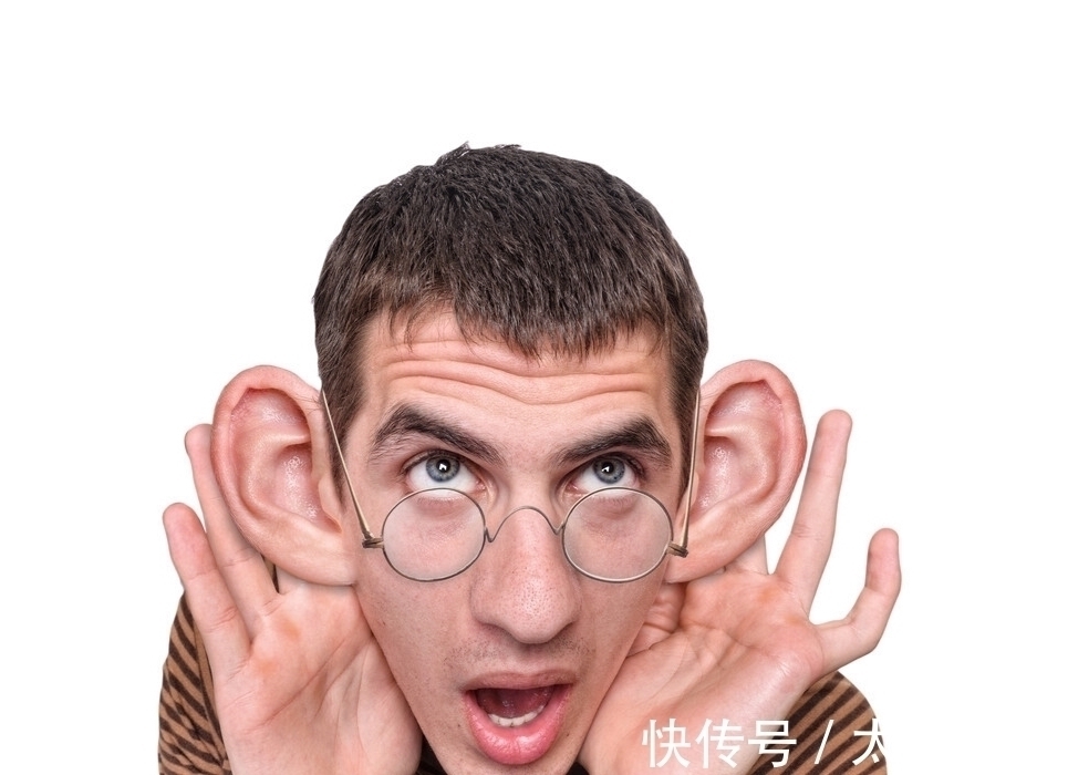 不讲武德！男子敲碗抓鱼，鱼是凭声音被一网打尽的吗？