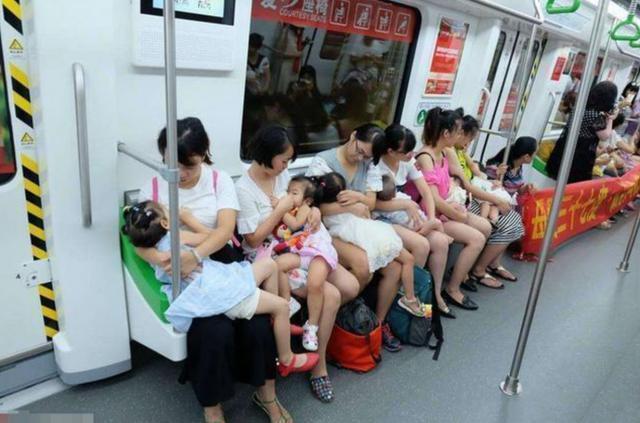 反怼|宝妈公交车上掀衣服哺乳,被大爷大骂没素质,宝妈反怼引路人赞同