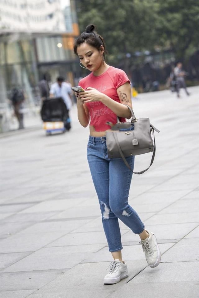 粉色修身上衣，搭配牛仔裤，青春减龄，潮流感十足