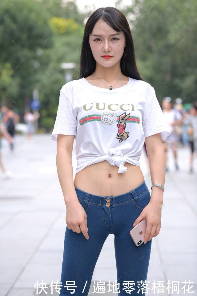 怎么秀出“小蛮腰”小姐姐的简单穿搭,让你展现青春活力