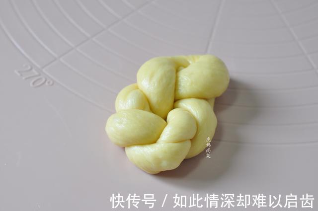 老式面包,放三天还香浓柔软,手撕着吃,配方很贵,适合家庭做