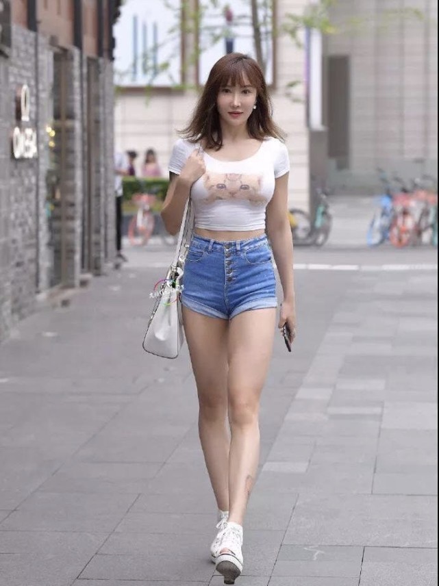 超级可爱 夏日时尚清凉穿搭,牛仔短裤+短袖T恤搭配,青春减龄知性有范儿
