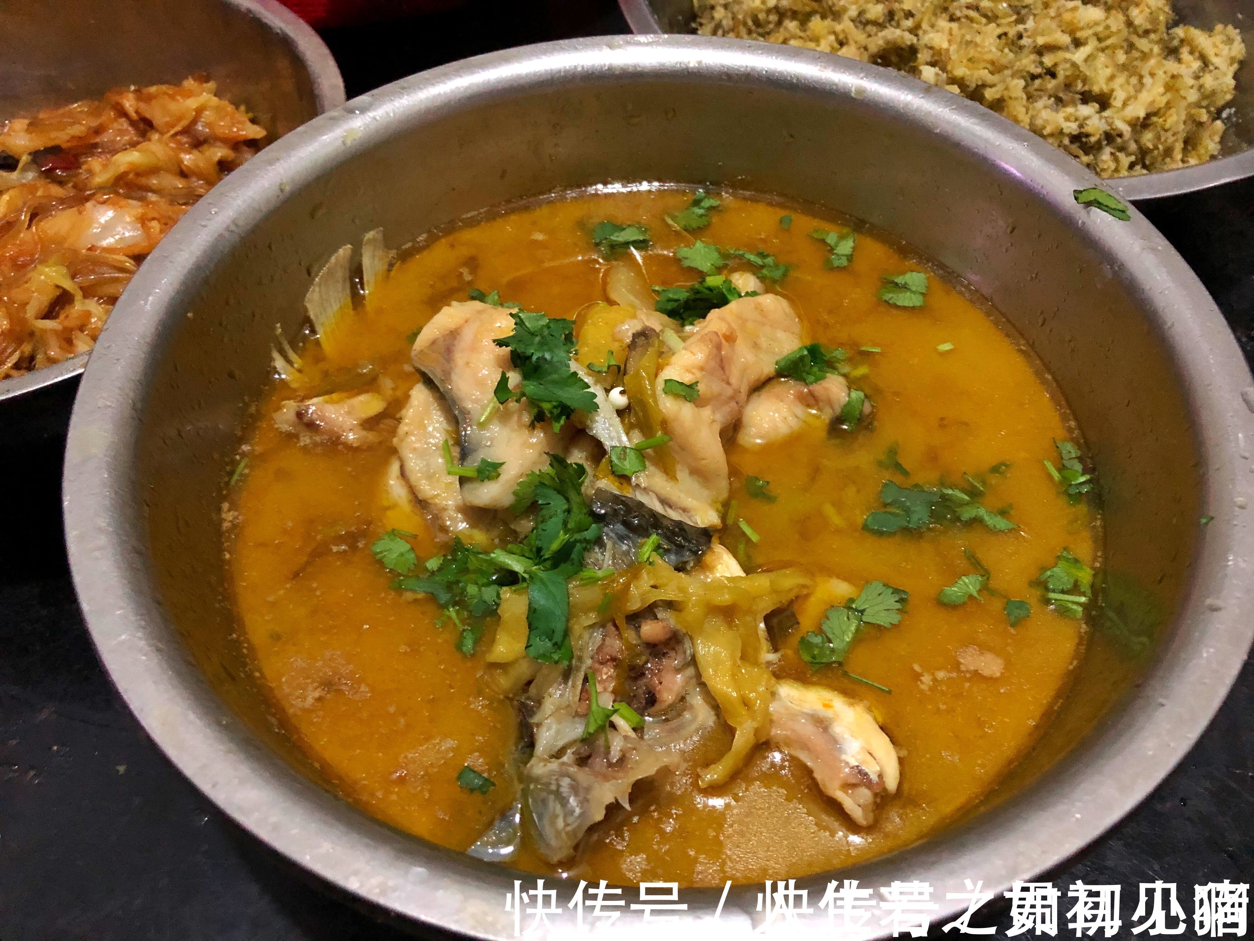 去娘家吃晚饭,妈妈准备了菜、粥和豆包,都是花钱买不到味道