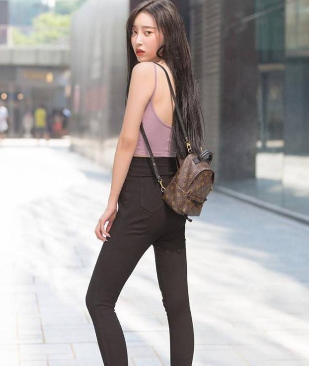 女人味|街拍性感紧身打底裤小姐姐,尽显优雅女人味!