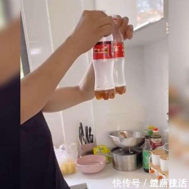 立功|姥爷“巧喂药”走红,孩子不闹腾还喝得高兴,姥爷真是立功了!