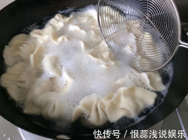 煮冻饺子，最忌开水下锅！记住3个技巧，爽滑筋道，不开裂不破皮