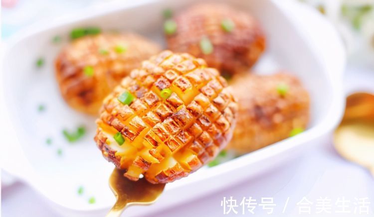 土豆的创意吃法，放进烤箱里面一烤，外脆里软，相当好吃