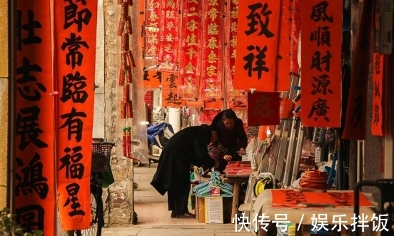 下联&棺材店门前的对联,上联“人无千岁寿”,下联更是让人称赞不已