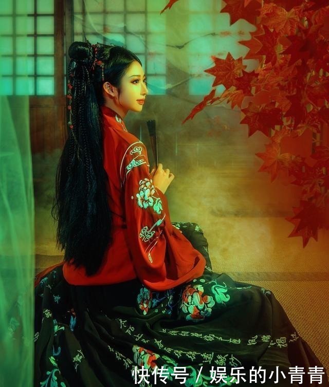 最近火了一种“阴间”汉服,穿上就可以拍鬼片,很像黑山老妖