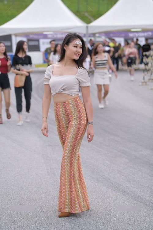 花色阔腿裤穿出不同的风情，华丽典雅