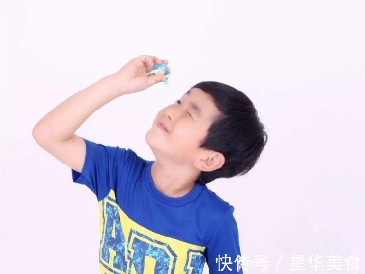 双眼|女儿误将502当眼药水,妈妈用60秒挽救了娃,医生:向你学习
