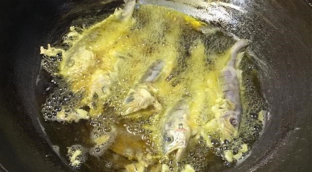 炸小黄花鱼想要金黄酥脆,试试老阿姨的这种做法,简单实用