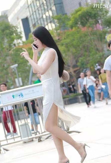 搭配|街拍开叉裙搭配细高跟真有点越南妹子的风采