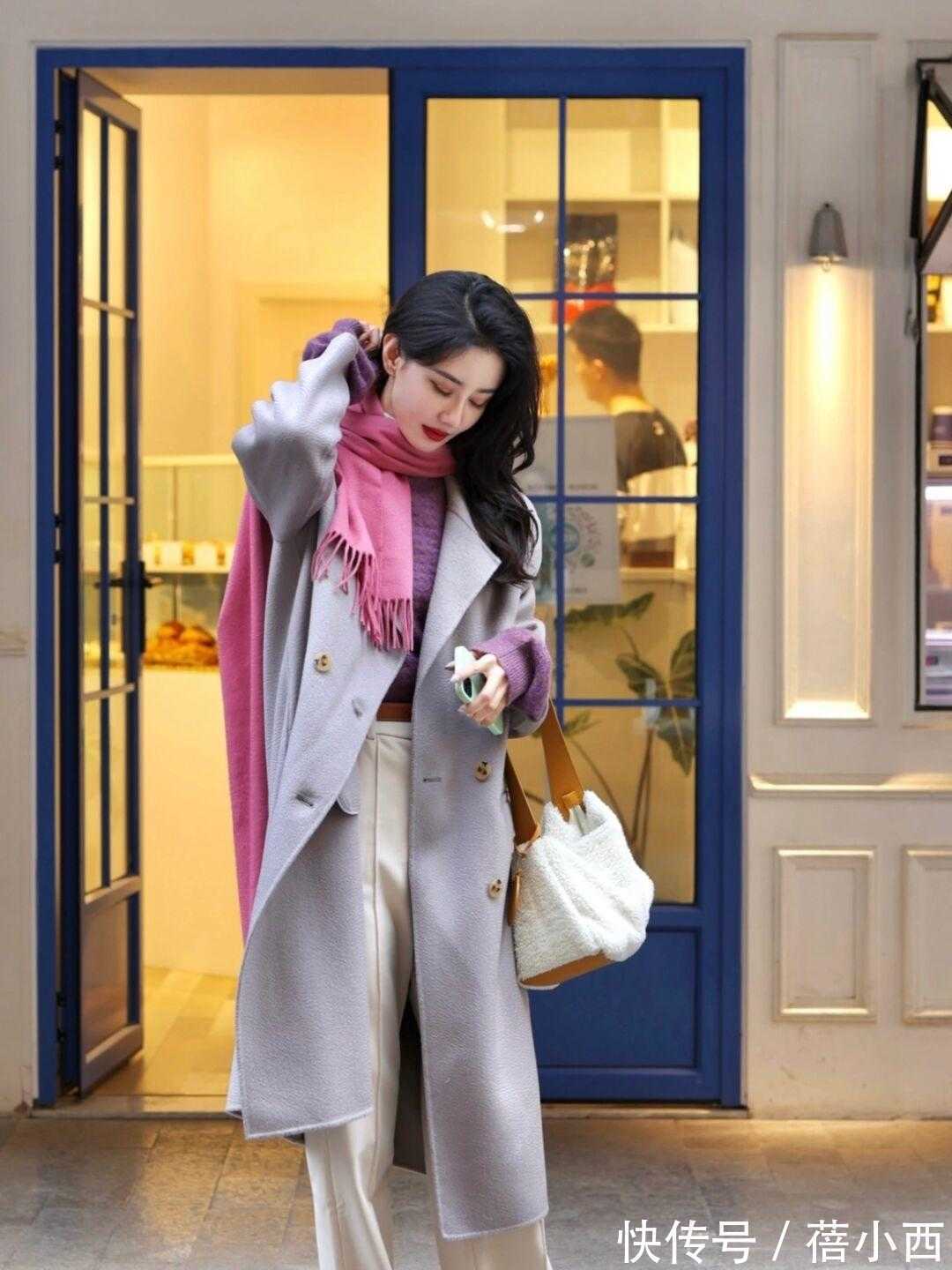 小白裤 “大衣+小白裤”=2022最火搭配,高级时髦有气质,关键是不烂大街