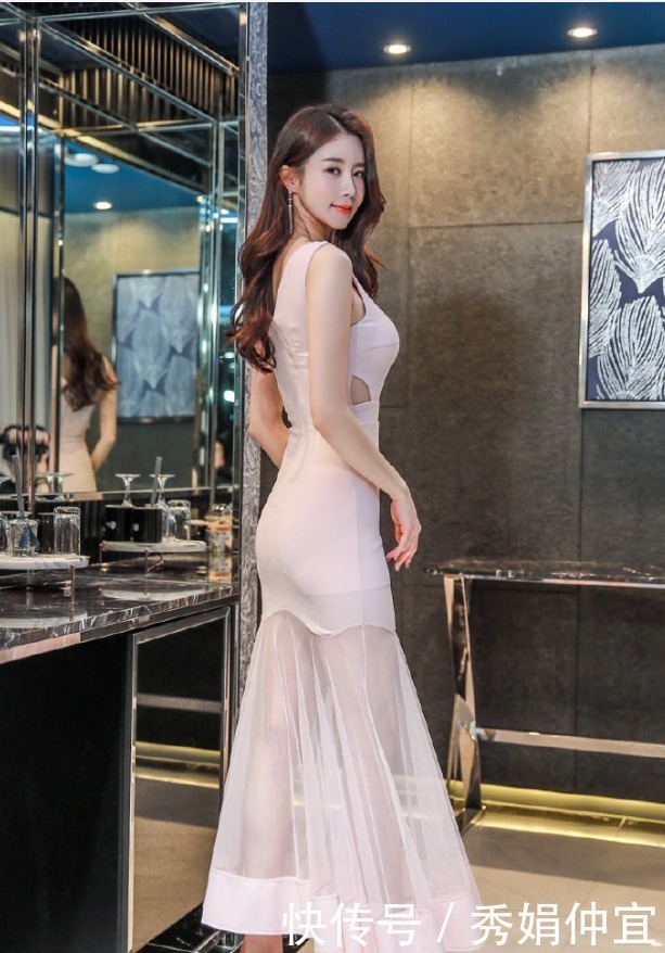 个性的小姐姐深知时髦的规律，一身穿搭满满吸睛点