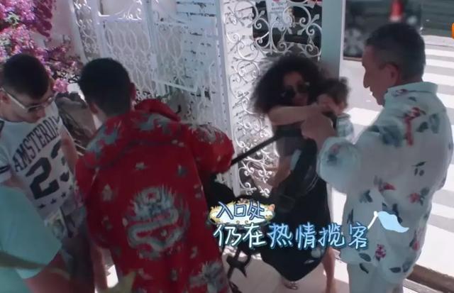 黃曉明被指差別待遇對中國客人跟外國客人態(tài)度大不同