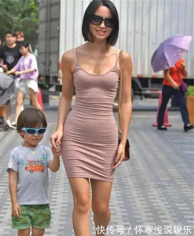 深焦糖色 连衣裙的穿着彰显简约利落气质,婉约不失时尚