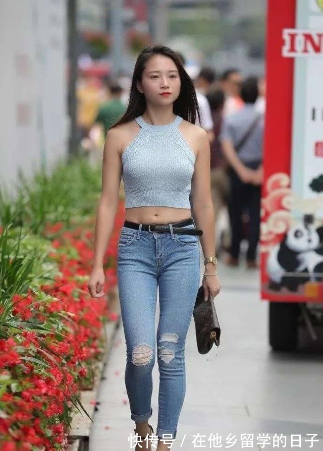 紧身 清新的美女,浅蓝色挂着脖子上的衬衫,穿着小蛮腰的美!