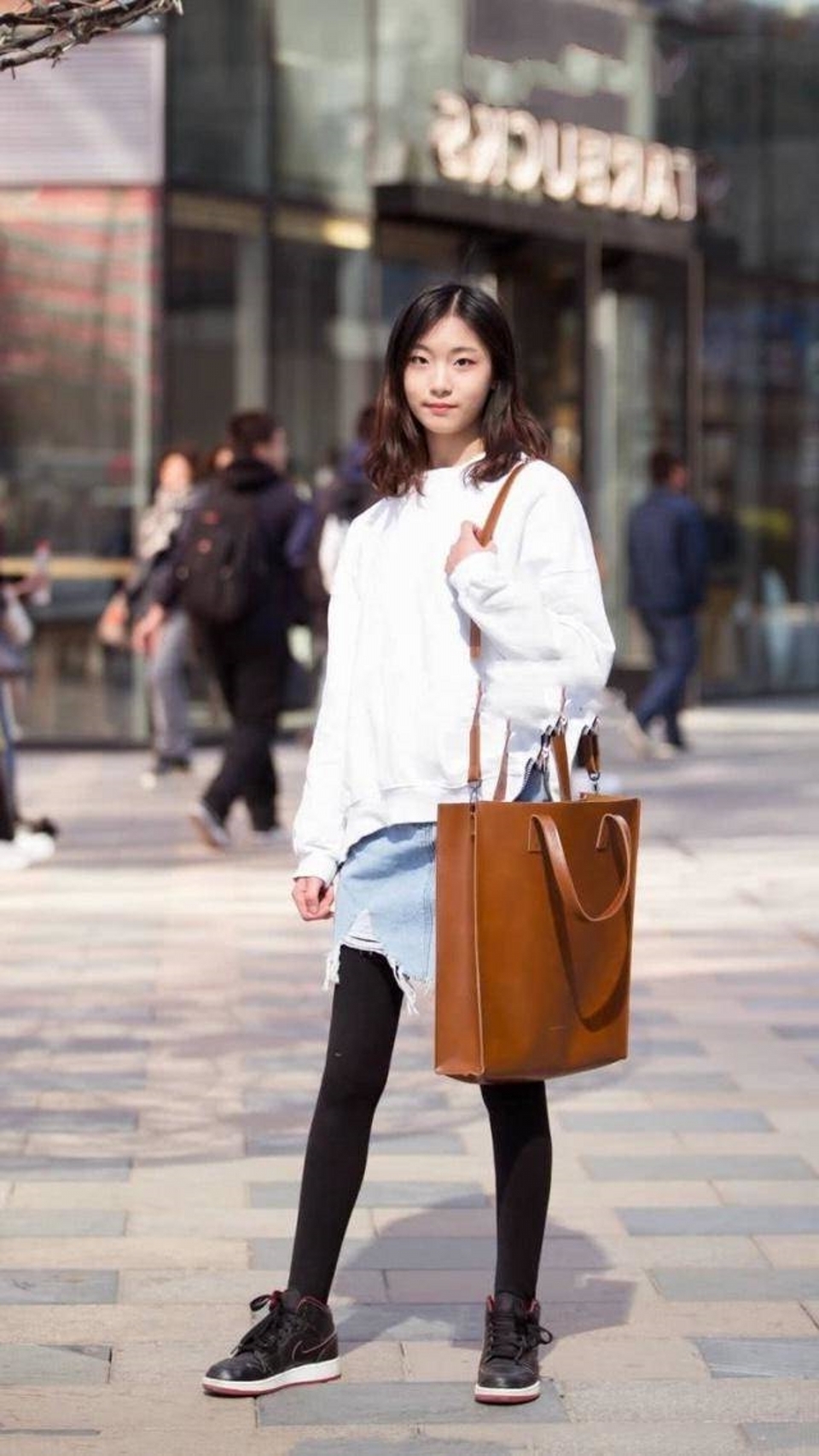 路人街拍，穿一件红色印花衬衫，尽显女人时尚的一面