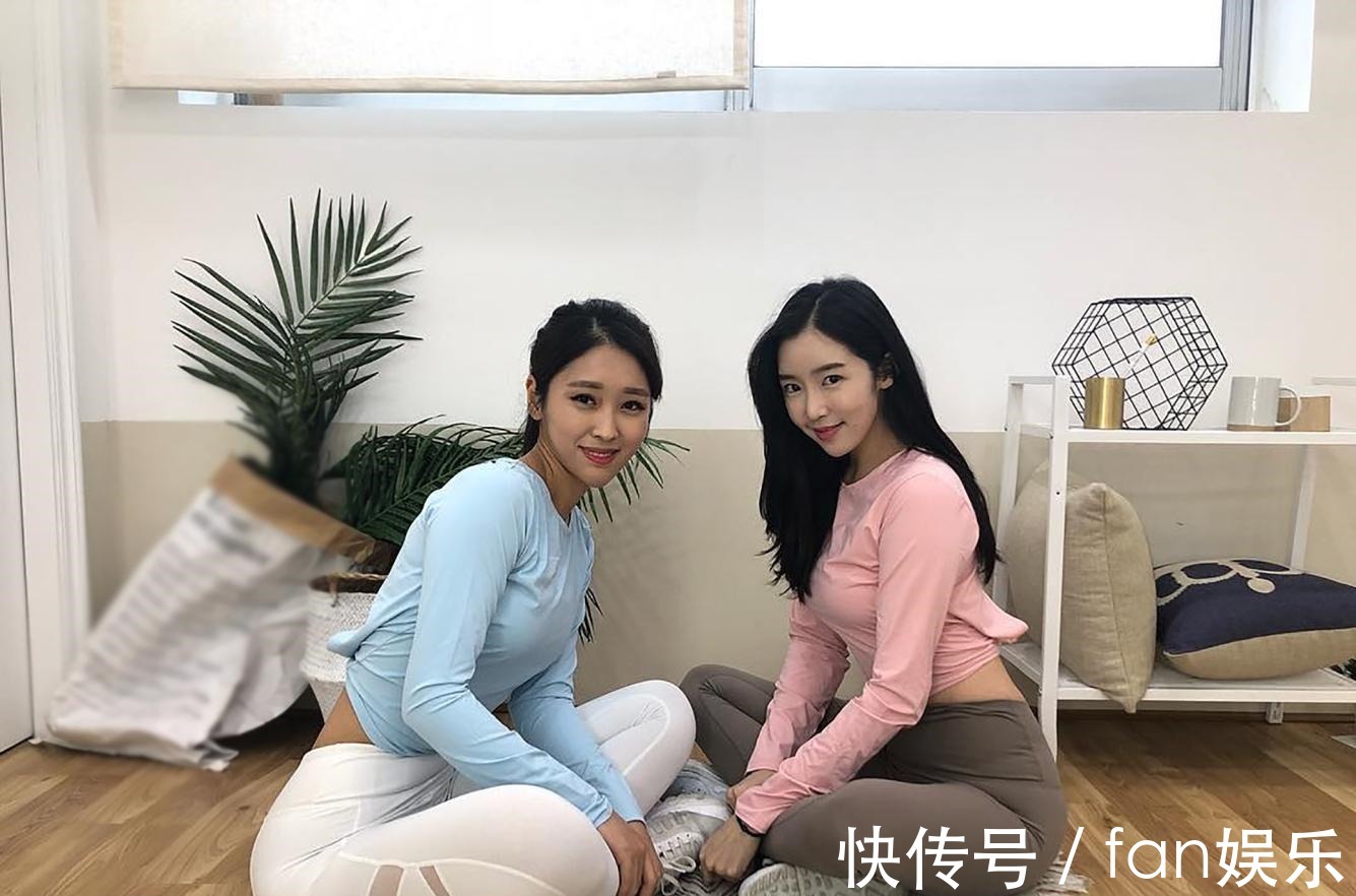 美女 姐妹们喜欢穿打底裤拍美照, 到底是为什么呢!