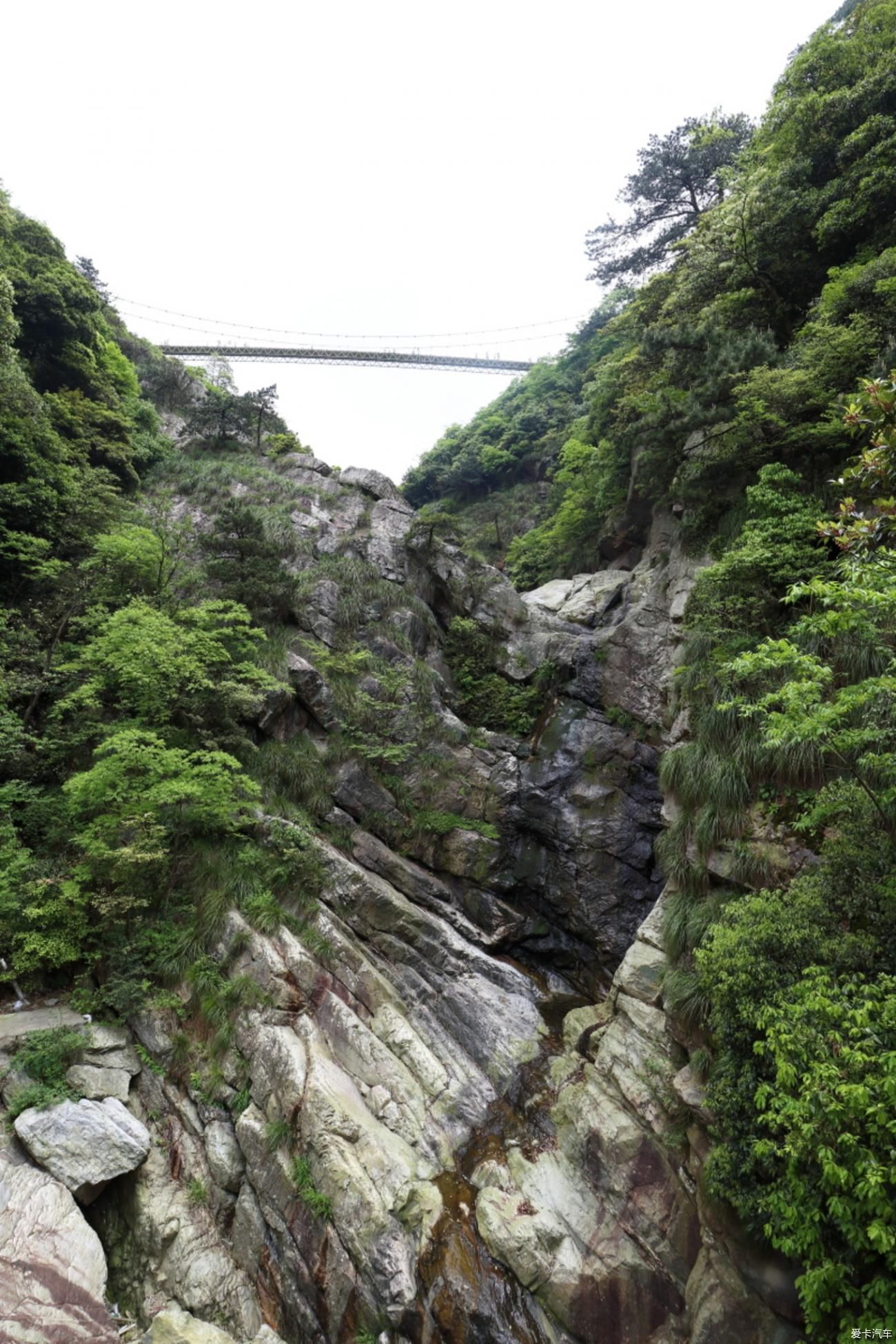 山清水秀好风光，在虚无缥缈间的庐山。