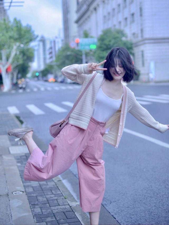 美甲|想提升气质,穿衣不用太复杂,紫色西服+西裤简约干练,超好看