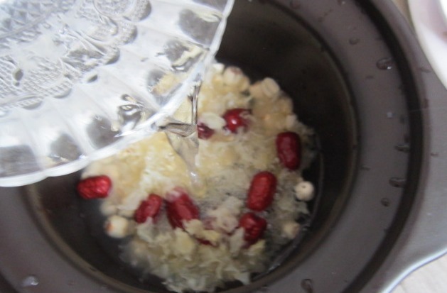 为啥银耳怎么煮都不出胶？有2点很关键，教你做法，出胶快又多