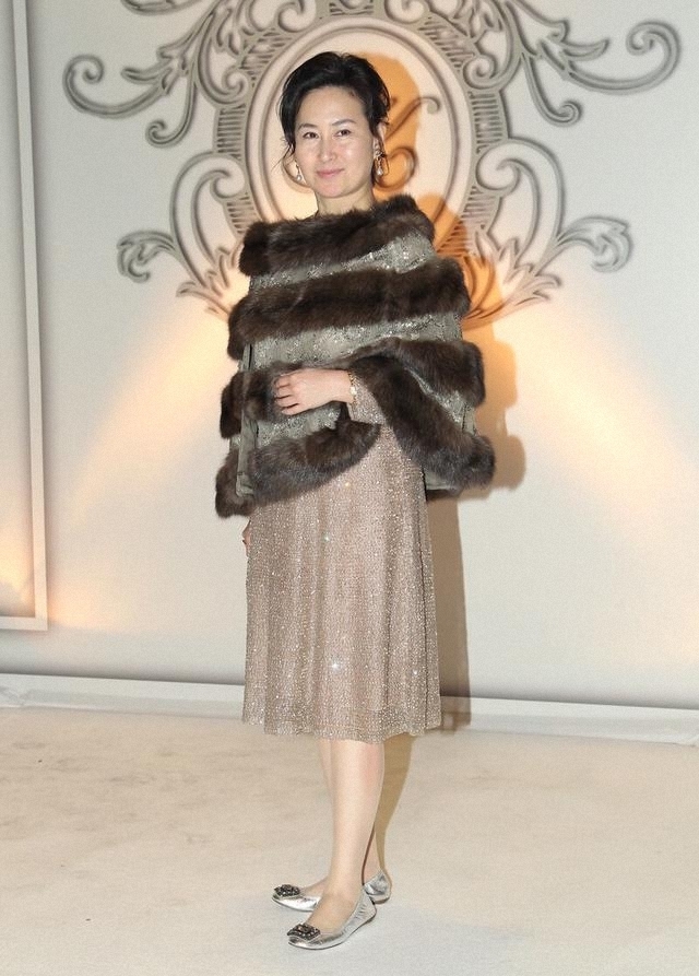富态|57岁何超琼难得霸气，穿皮草配亮片连衣裙，展颜一笑更显富态