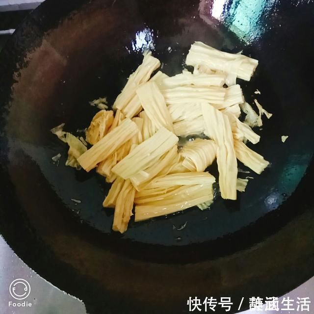 枝条|韭菜别再炒鸡蛋了，和“它”搭配，孩子常吃补营养，还护肤明目