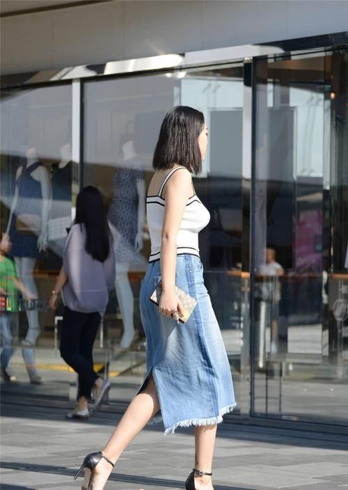 高腰牛仔筒裙搭配一字带细高跟，微胖身材也可以搭配出时尚美