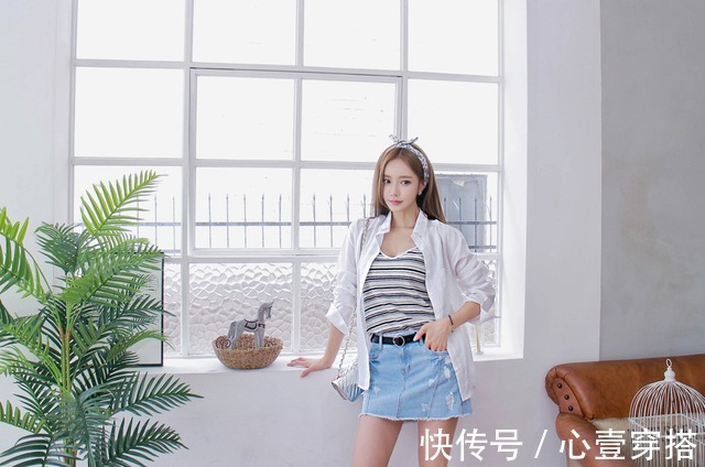 凉夏白|女神孙允珠高清时尚搭配:冬青枯绿横条凉夏白边吊带衫搭配牛仔短裙