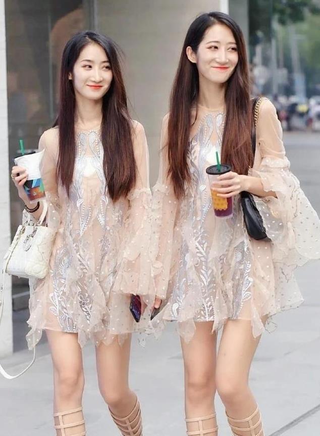 双胞胎姐妹搭配风格魅力四射,泡泡袖网纱连衣裙,又纯又欲