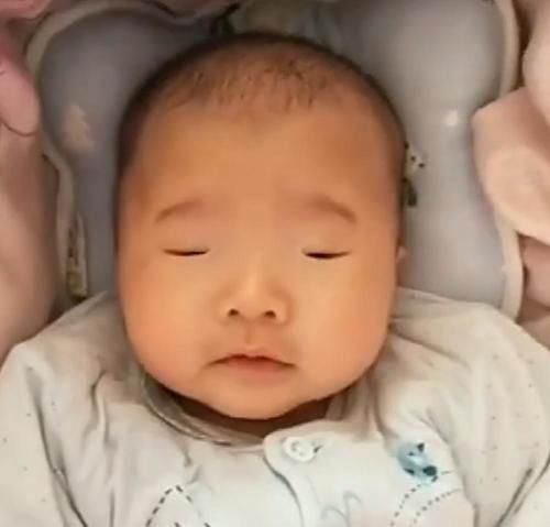 孩子出生眼睛太小，宝妈赶忙去找医生询问，医生却笑了