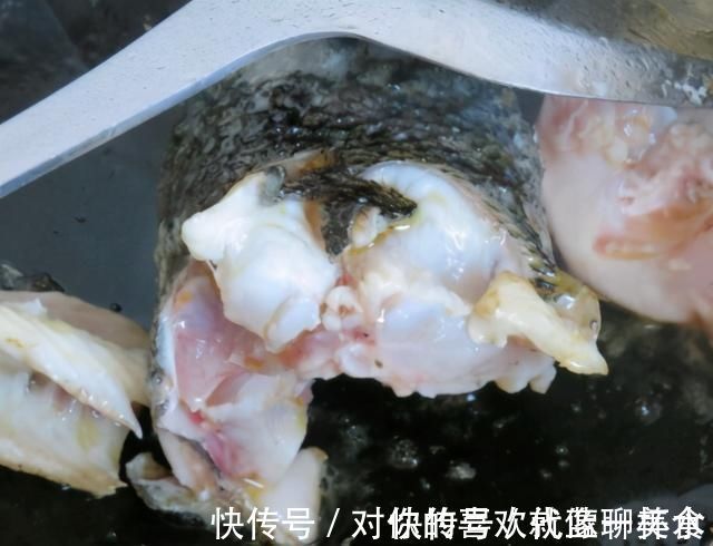 炖鱼汤时,记住“2放2不放”技巧,鱼汤奶白无腥味,鲜香十足