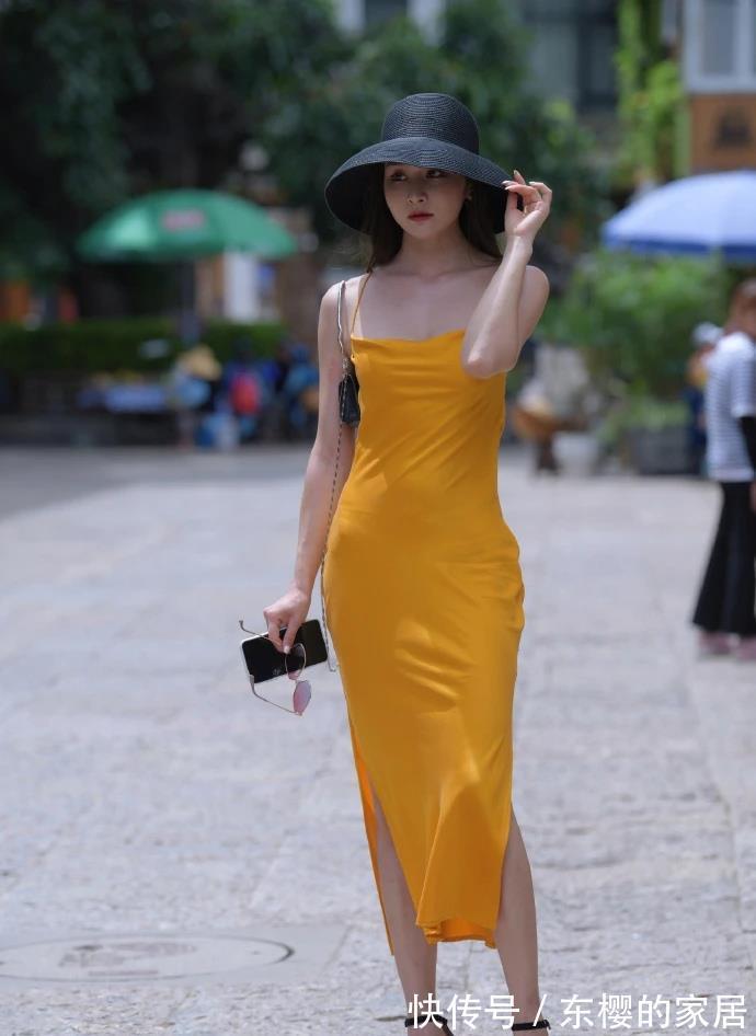 打底衫 美女脚上搭配一双尖头的裸色高跟鞋,走路的姿态也就更加的迷人