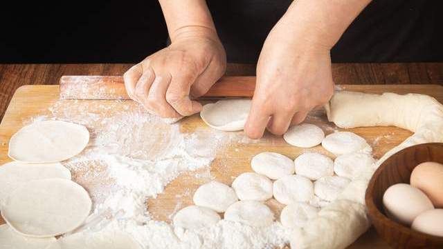 好吃|包韭菜馅饺子,这3味料缺一不可,韭菜翠绿鲜嫩,比饺子店还好吃
