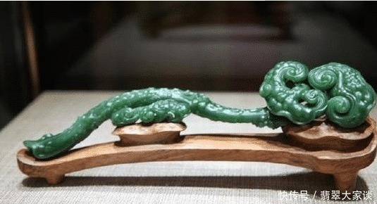 翡翠|翡翠故事:为什么一对翡翠如意带勾能拍出几千万的高价!