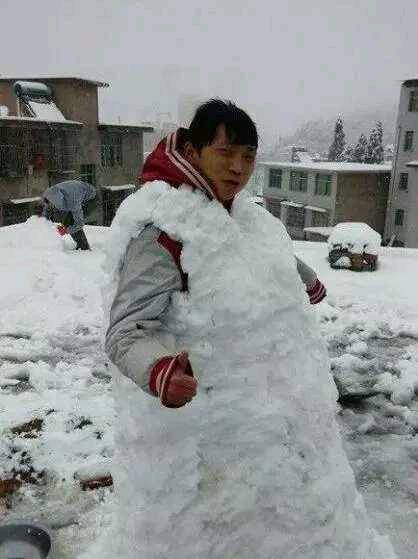 |搞笑图片幽默段子笑话兄弟你是想做雪人么不觉得冷啊哈哈